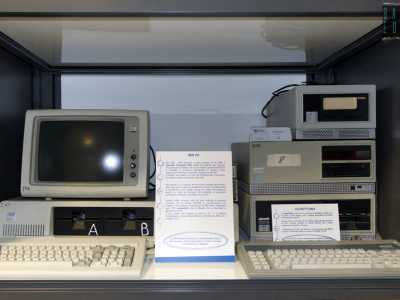 Ci sono poi i pc dell�IBM, i cui processori e software potevano essere utilizzati anche su altri computer (nella  foto a sinistra). Come l�M24 Olivetti (nella foto a destra): l�azienda italiana nel 1984 lanci� il primo pc �compatibile� al cento per cento nella storia dell�informatica